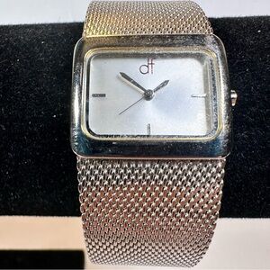 Daisy Fuentes silver tone watch working